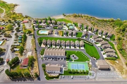 Watershed Condo near Large pool/hot tub. Gorge Amp shuttle nearby book separate.