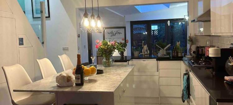 诺丁山联排别墅 - 可住5人/宠物可带/电视/无线网络(TownHouse by Notting Hill - Sleeps5 PetsOk Tv Wifi)图片
