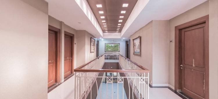 红多兹酒店-近帕萨尔帕吉(RedDoorz at la Mega Near Pasar Pagi Cirebon)图片