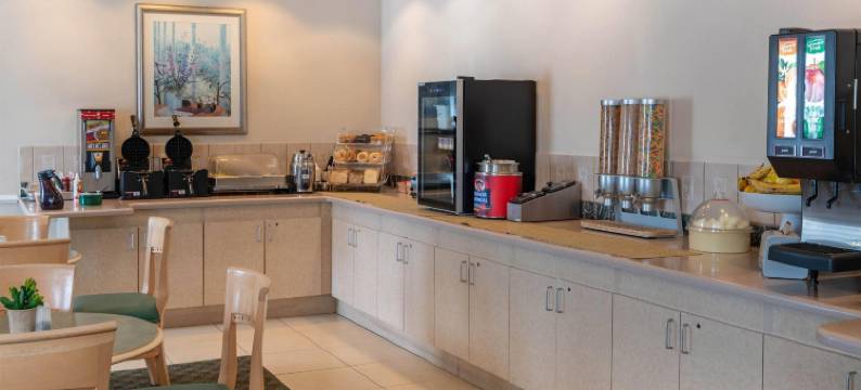 迈尔斯堡I-75 拉昆塔温德姆套房酒店旅店(La Quinta Inn and Suites Fort Myers I-75)图片