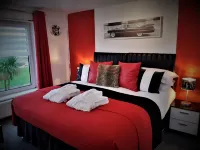 Cadillac Kustomz Guest House - Homestays