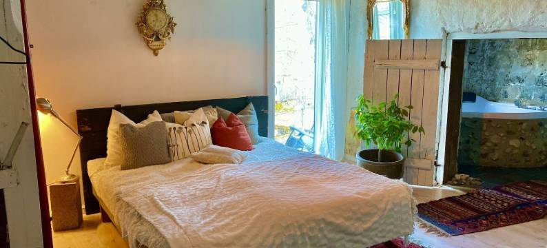 湖畔浪漫温泉别墅，配备壁炉(Romantic Spa Villa with Fireplace by the Lake)图片