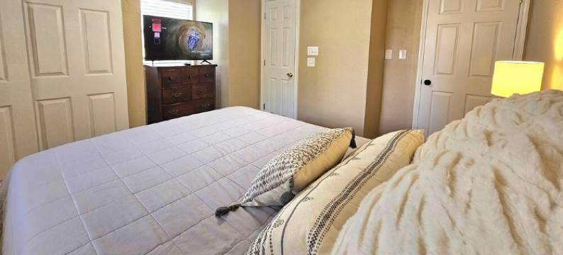 2 Homes! 6 BR 5BA! Swimming pool! Private Hot Tub! Pool Table! Basketball Hoop!图片