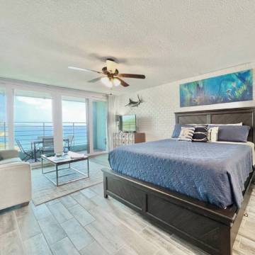 Jack’s Hideaway - Amazing Ocean View, walking distance to beach & restaurants.