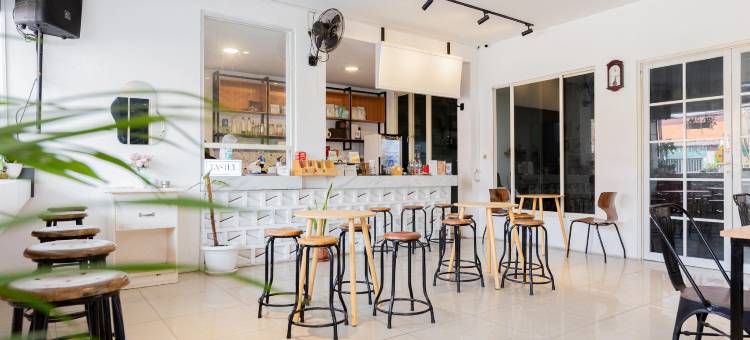 泗水红多兹斯瓦兰克托酒店(RedDoorz near Suroboyo Carnival Park)图片
