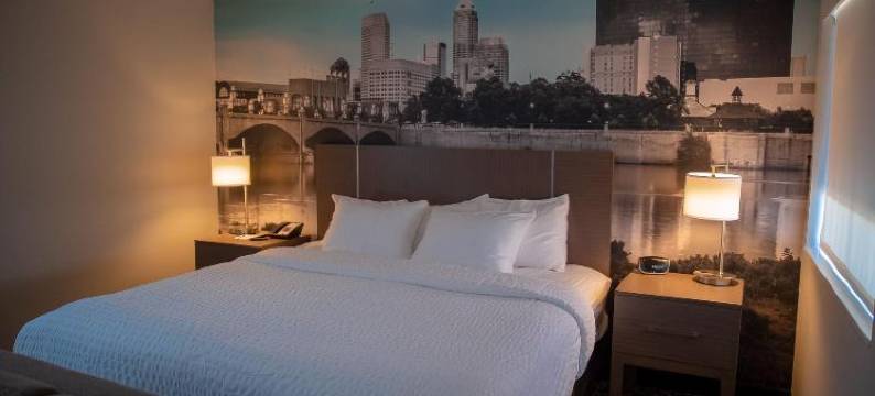 印第安纳波利斯机场凯隆波因特酒店(Clarion Pointe Indianapolis Airport)图片