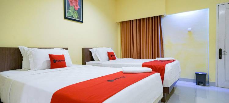 RedDoorz Plus-弗洛伦斯·隆班·托宾路-西博尔加(RedDoorz Plus @ Jalan FL Lumban Tobing Sibolga)图片