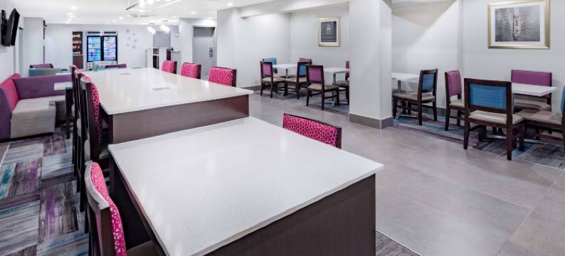 休斯顿西南拉昆塔温德姆套房酒店(La Quinta Inn & Suites by Wyndham Houston Southwest)图片