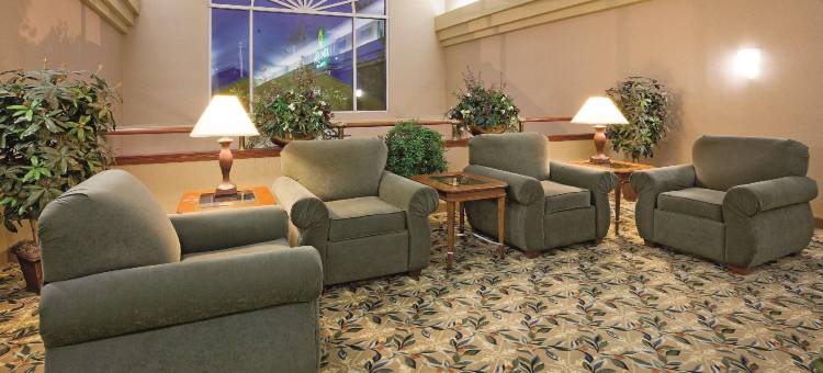 阿普尔顿学院大道拉昆塔温德姆套房酒店(La Quinta Inn & Suites by Wyndham Appleton College Avenue)图片