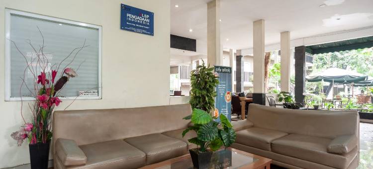 萨福瓦宾塔罗清真米特拉红门酒店(Safwah Bintaro Syariah Mitra RedDoorz)图片