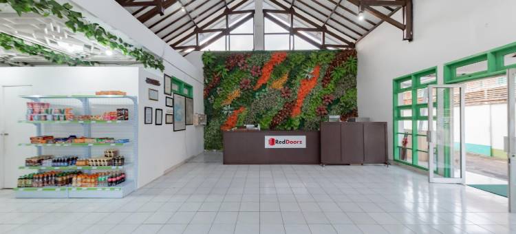 苏加武眉市红多兹家庭旅馆-R.E.马尔塔迪纳塔路(RedDoorz @ Jalan R.E. Martadinata Sukabumi)图片