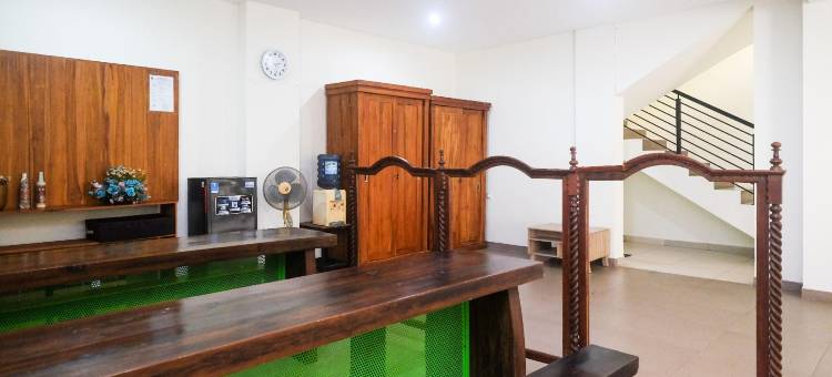 城市视野沙里亚卡达尔曼之家劳耶安红门酒店(Urbanview Syariah Kadarman Home Laweyan by RedDoorz)图片