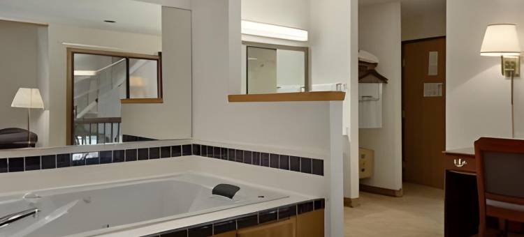 怀特沃特呗盟套房酒店(Baymont by Wyndham Whitewater)图片