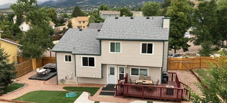 Mountain-View 5BR Retreat: Gym, Hot Tub, BBQ, Firepit, Playground, Sleeps 12图片