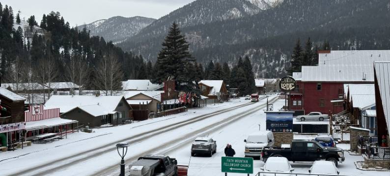 Open Floor Plan and Grassy Area - Charming Escape图片