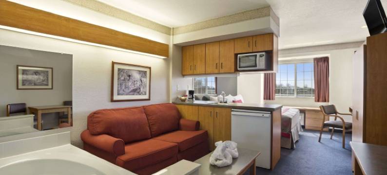 布卢明顿华美达酒店(Ramada Limited Bloomington)图片