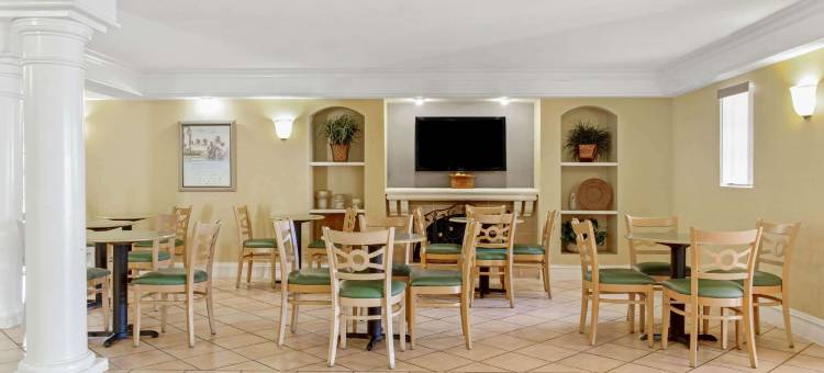 拉昆塔温德姆酒店皮内拉斯公园圣彼得堡克利尔沃特(La Quinta by Wyndham Pinellas Park St Peterburg Clearwater)图片