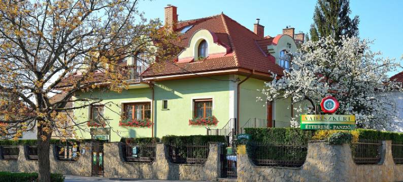 瓦达什库尔特住宿，索蓬(拉)(Vadászkürt Panzió)图片