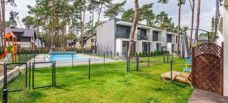 带花园和泳池的两层度假屋(2-Story Holiday Home with a Garden and a Pool)图片