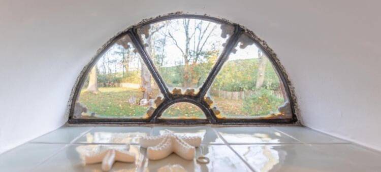 带瓷砖炉的茅草屋度假屋(Reetgedecktes Ferienhaus Mit Kachelofen)图片