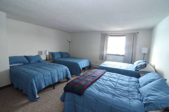 Charming 2-bedroom apartment with WiFi, AC in lovely Conesus