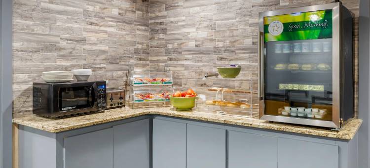 罗利达勒姆机场凯艺套房酒店(Quality Inn & Suites Raleigh Durham Airport)图片