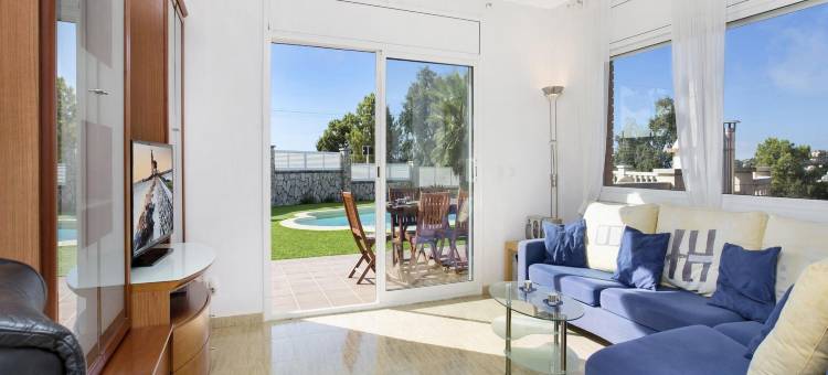 Serene Villa with Pool and Outdoor Dining图片