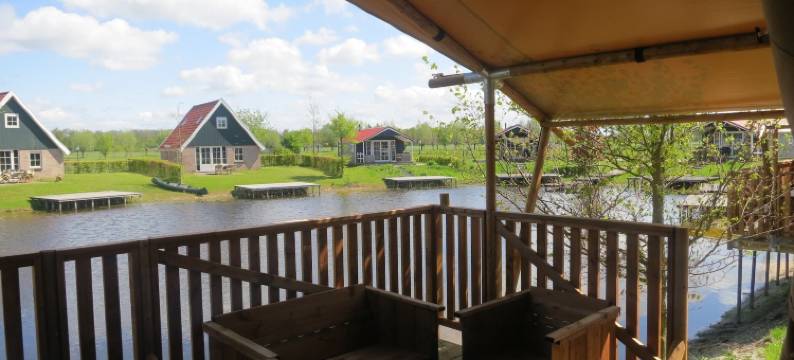 露营地 - 配有厨房和浴室的联合帐篷，位于池塘附近(Campsite - Combined Tents with Kitchen and Bathroom Located Near a Pond)图片