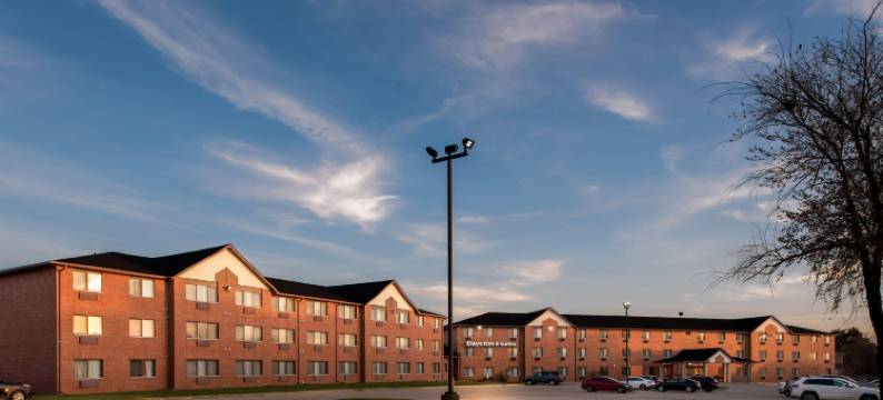 德梅因机场戴斯套房酒店(Days Inn & Suites by Wyndham des Moines Airport)图片