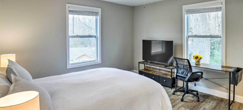 现代坎德勒之家带甲板和院子！(Modern Candler Home with Deck and Yard!)图片