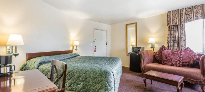 魔山地区罗德威旅馆(Rodeway Inn Magic Mountain Area)图片