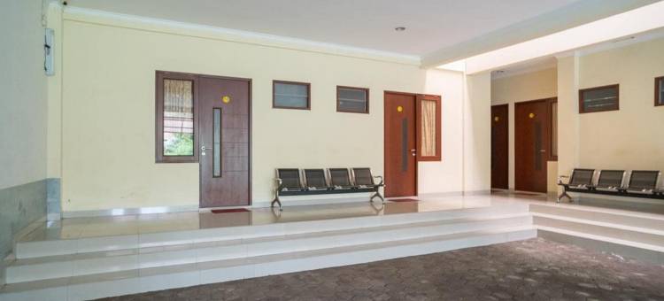 红门加伊斯兰教-近芝勒朋超级购物中心2号(RedDoorz Plus Syariah Near Cirebon Super Block Mall 2)图片