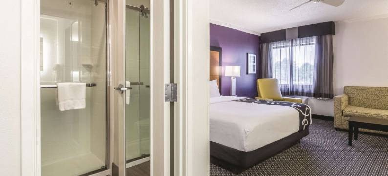 克里夫兰机场北拉昆塔温德姆套房酒店(La Quinta Inn & Suites by Wyndham Cleveland - Airport North)图片