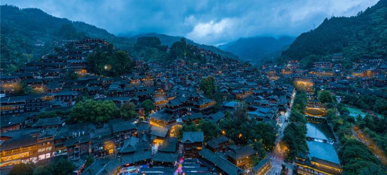 花开半夏全景美宿西江苗寨观夜景店客栈(游方街分店)图片