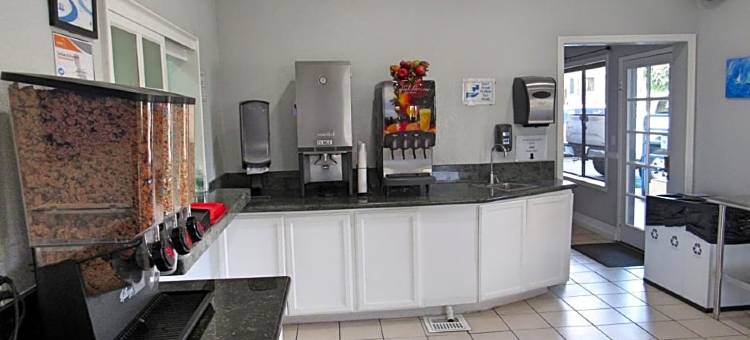 阿纳海姆卡普里套房酒店(Capri Suites Anaheim)图片