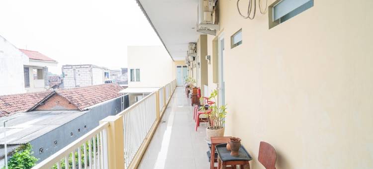 红多兹酒店-近诗都阿佐太阳城购物中心(RedDoorz Syariah Near Suncity Mall Sidoarjo)图片