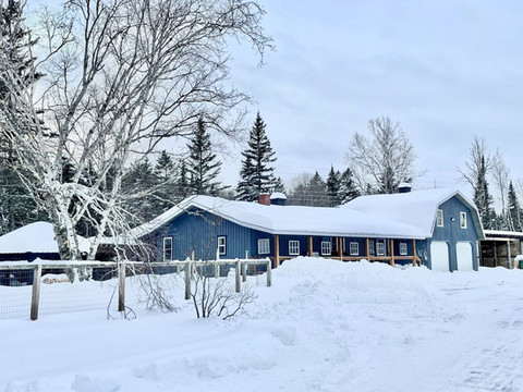 Luxury Living! • Relaxing Hot Tub Spa • King Suite • on Trails • in Town • WiFi