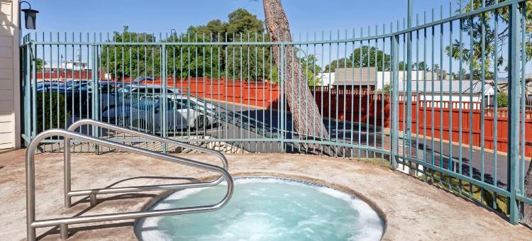 雪松贝斯特韦斯特酒店(Best Western Cedar Inn  Suites)图片