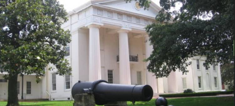 Stainless Appliances and Fenced Yard with Fire Pit - Elegant Modern Haven图片