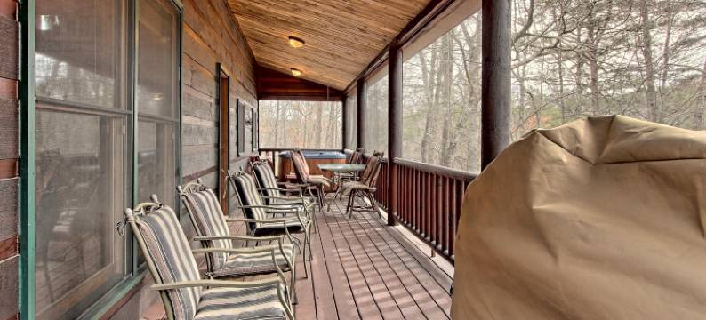 Picture-perfect cabin with private hot tub, deck space, fireplace, & more图片