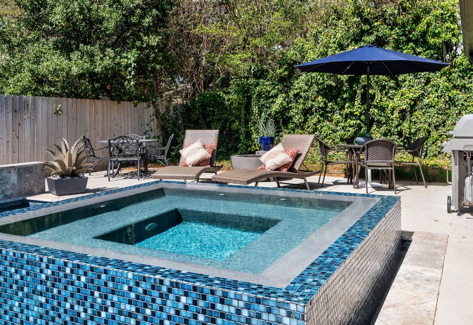 Luxurious Retreat with Pool & Hot Tub - Hill Country GemHotel Overview