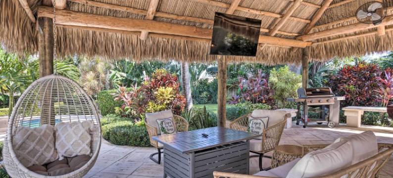 棕榈滩的池畔天堂与热带小屋(Poolside Paradise w/ Tropical Hut in Palm Beach)图片