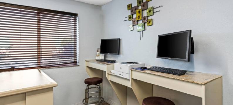 独立城堪萨斯城温德姆速8酒店(Super 8 by Wyndham Independence Kansas City)图片