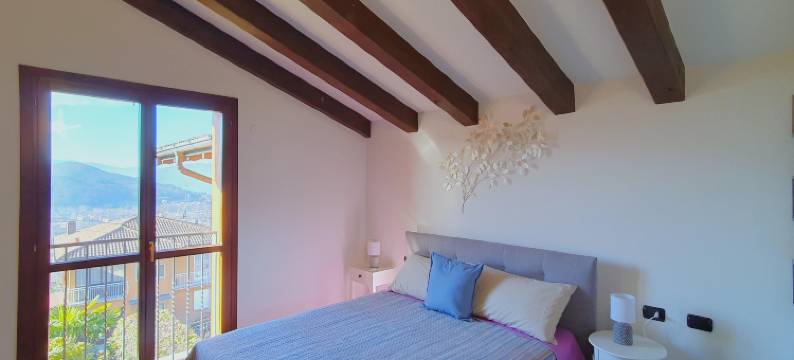 House in Luino with Green Garden and City Views图片