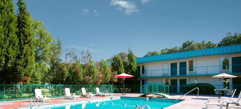 卡罗尔顿罗德威旅馆及套房(Rodeway Inn & Suites)图片