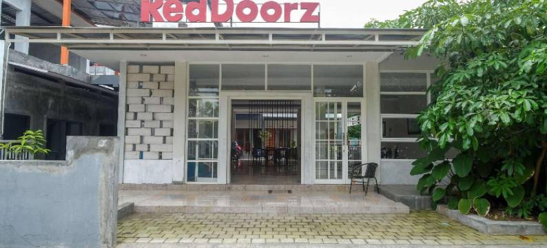红多兹酒店-近布洛拉克里多索诺体育场(Reddoorz Near Stadion Kridosono Blora)图片