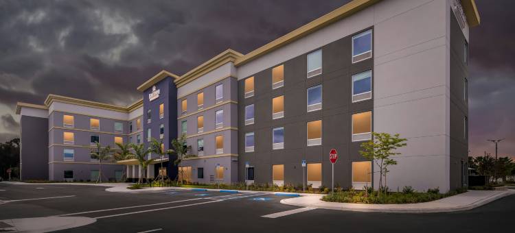 HomeTowne Studios by Red Roof迈尔斯堡(HomeTowne Studios by Red Roof Fort Myers)图片
