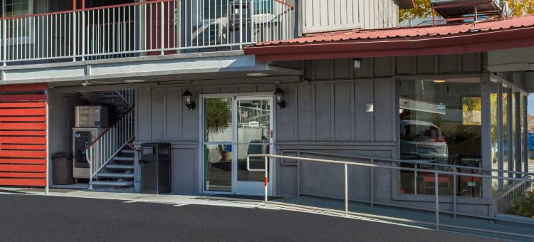 雷丁红顶酒店(Red Roof Inn Redding)图片