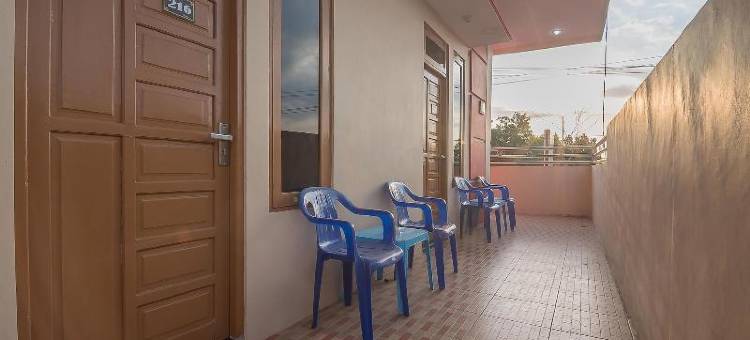 红多兹Plus酒店-近沙姆斯丁努尔机场3号(RedDoorz Plus Near Syamsudin Noor Airport 3)图片