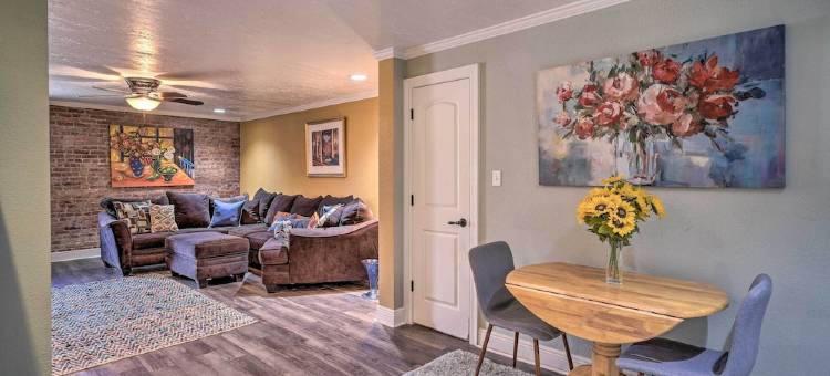 Charming 2-Story Apt - 26 Mi to Lake Charles!图片